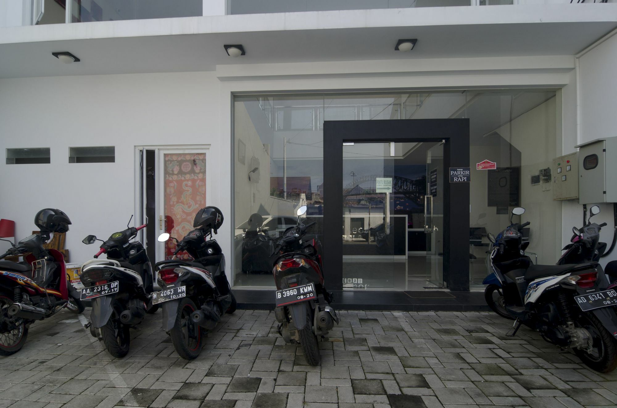 Готель Reddoorz Near Lawang Sewu Семаранг Екстер'єр фото